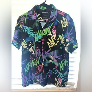 Men’s graffiti bottom down shirt